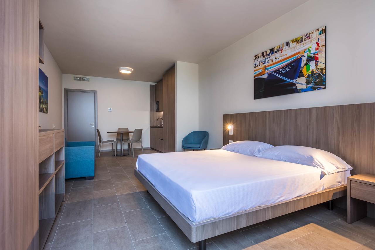 Le Torri Del Garda Familyspa Resort Torri Del Benaco Ngoại thất bức ảnh