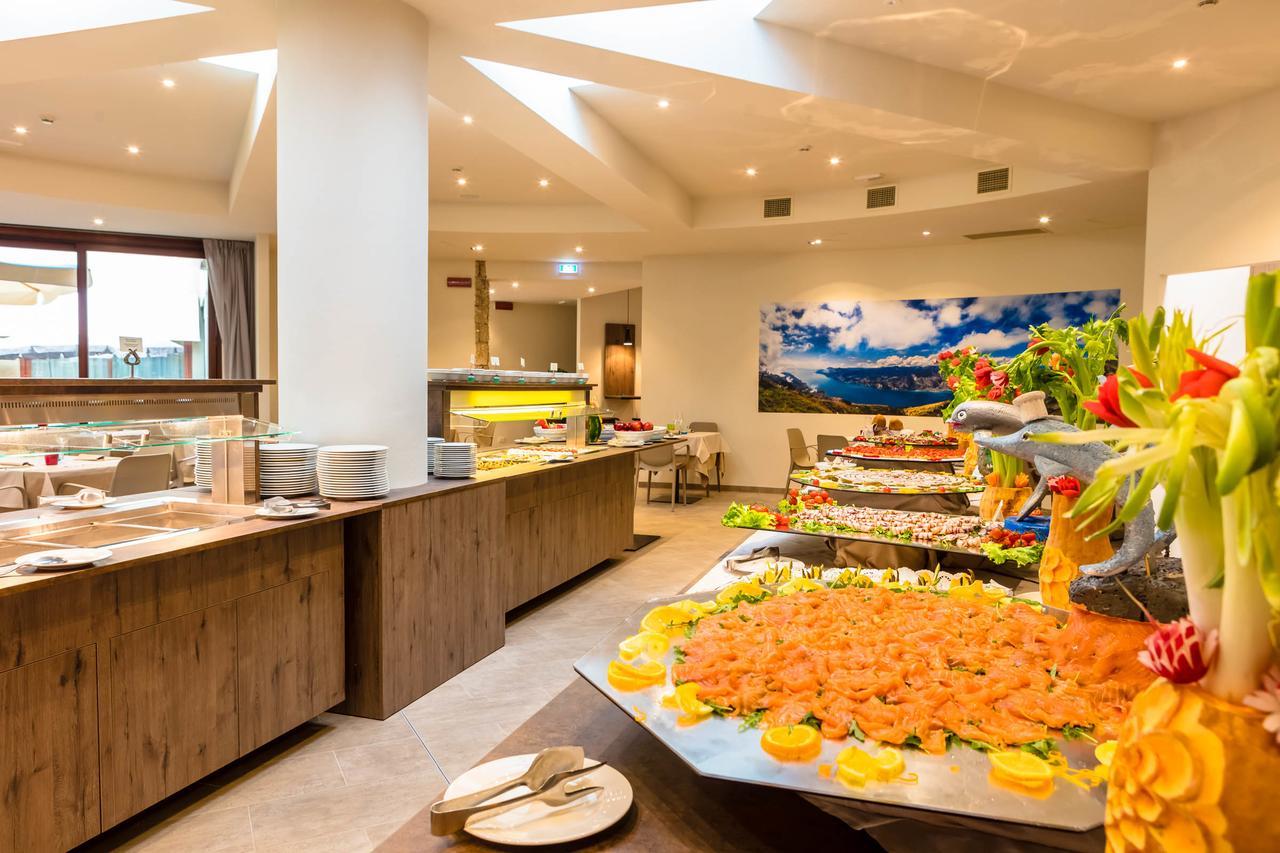Le Torri Del Garda Familyspa Resort Torri Del Benaco Ngoại thất bức ảnh
