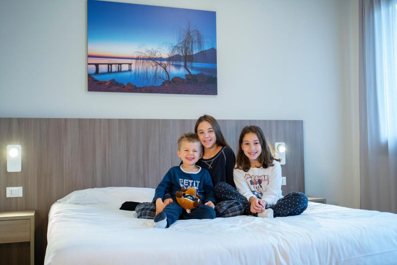Le Torri Del Garda Familyspa Resort Torri Del Benaco Ngoại thất bức ảnh